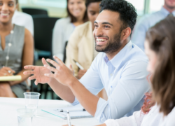 会話のあと、ひとり反省会をしてしまう人へ。ちょっとした笑い・ユーモアがあなたを守ります