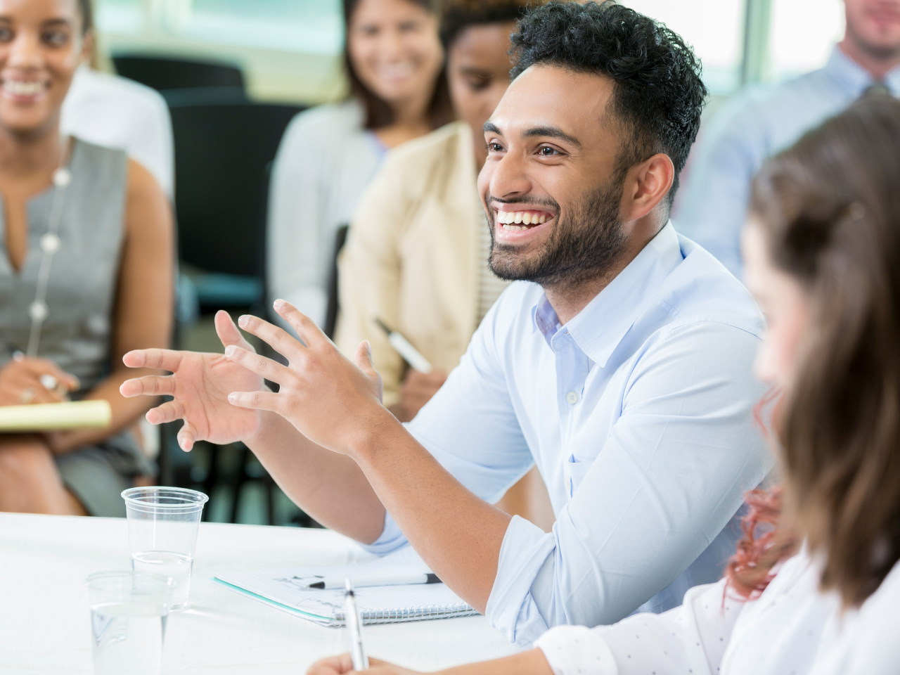 会話のあと、ひとり反省会をしてしまう人へ。ちょっとした笑い・ユーモアがあなたを守ります